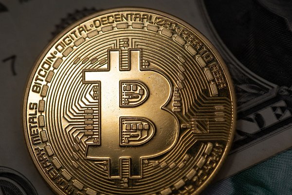 Der Bitcoin ist auf ein Rekordhoch gestiegen. - © Fernando Gutierrez-Juarez/dpa