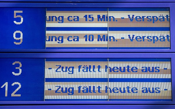 Zwischen Düsseldorf und Duisburg macht ein defektes Stellwerk Probleme. (Symbolbild) - © Christoph Reichwein/dpa
