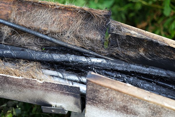 Der Brand hat erhebliche Auswirkungen auf den Zugverkehr. - © Christoph Reichwein/dpa