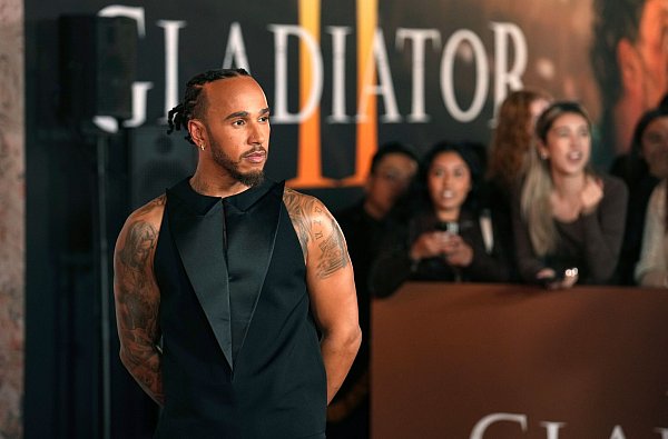 Lewis Hamilton fühlt sich auch auf roten Teppichen mit Hollywoodstars wohl. - © Chris Pizzello/Invision via AP/dpa