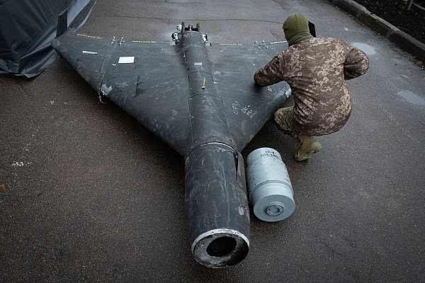 Solche Shahed-Drohnen sorgen in der Ukraine regelmäßig für erhebliche Zerstörungen und Todesopfer. (Archivbild) - © Efrem Lukatsky/AP/dpa