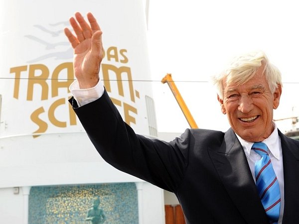 Kapitän Paulsen alias Siegfried Rauch verlässt die Kommandobrücke. - © FOTO: DPA