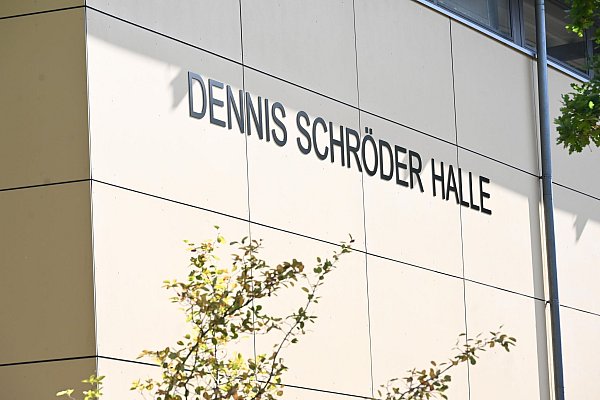 Nach dem deutschen Basketball-Kapitän Dennis Schröder ist nun eine Halle in Braunschweig benannt. - © Shireen Broszies/dpa