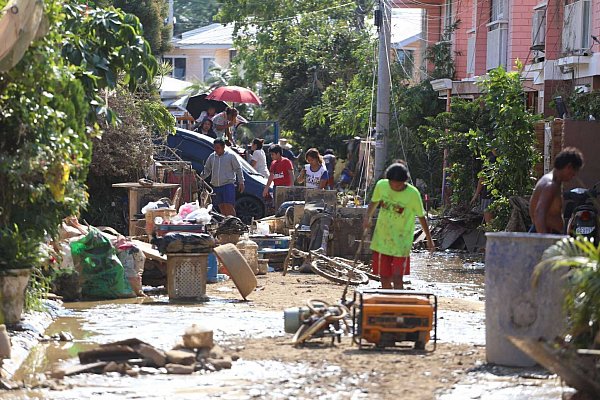 Viele Menschen haben in den Schlamm- und Wassermassen alles verloren. - © Jacqueline Hernandez/AP/dpa