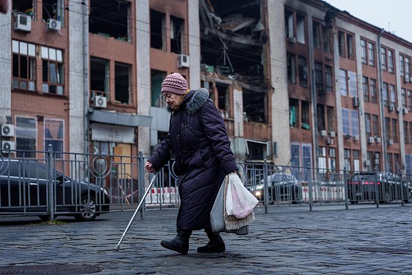 Die russischen Angriffe auf die Ukraine dauern unvermindert an. - © Evgeniy Maloletka/AP/dpa