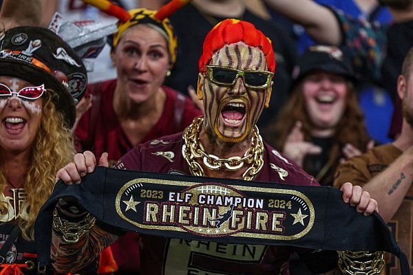 Fans der Rhein Fire beim Finale. - © Tim Rehbein/dpa