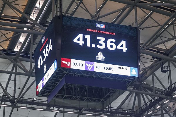 Über 40.000 Zuschauer waren auf Schalke dabei. - © Tim Rehbein/dpa