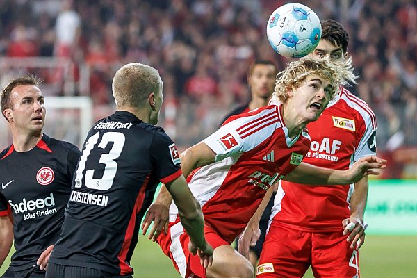 Union Berlin gerät gegen Frankfurt früh in Rückstand. - © Andreas Gora/dpa