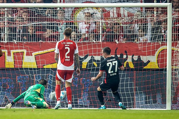 Mario Götze muss den Ball nur noch ins leere Tor drücken. - © Andreas Gora/dpa