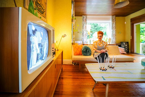 Alles ist knallbunt - aber der alte Röhrenfernseher kann nur Schwarz-Weiß. - © Christoph Reichwein/dpa