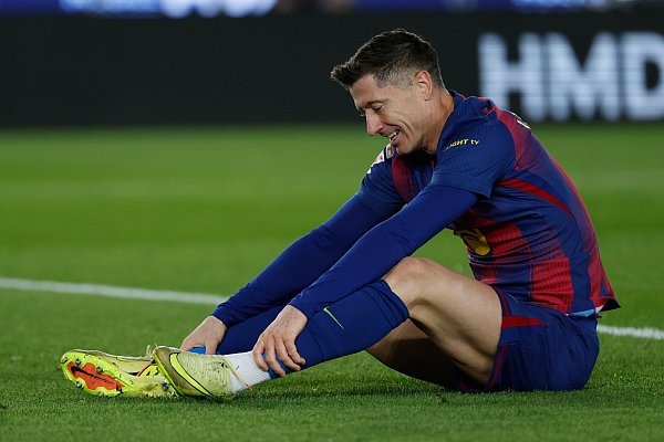 Robert Lewandowski schoss einen Foulelfmeter deutlich über das Tor. - © Joan Monfort/AP/dpa