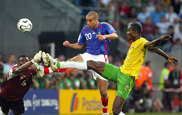Mit Togo trat Daré Nibombé (r.) bei der WM 2006 bereits gegen die ganz Großen des Fußballs wie Frankreichs Daniel Trezeguet (M.) an. - © FOTO: DPA