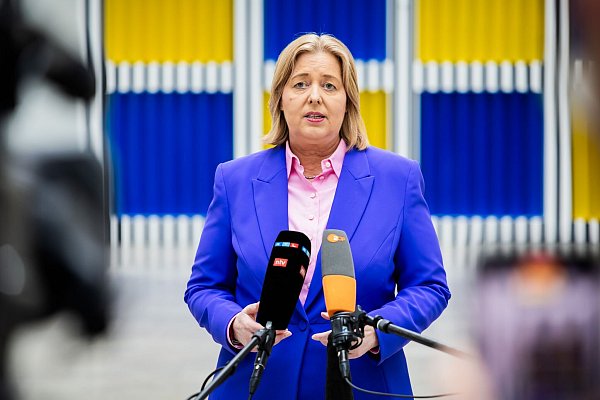 Arbeitsministerin Bärbel Bas akzeptiert das Mindestlohn-Ergebnis. - © Christoph Soeder/dpa