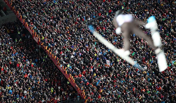 Die Vierschanzentournee ist ein Publikumsmagnet. - © Daniel Karmann/dpa