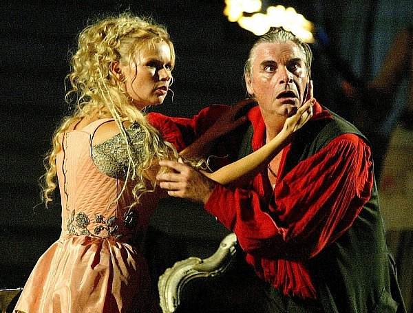 Peter Simonischek und Veronica Ferres bei einer «Jedermann»-Probe 2003. - © Hans Klaus Techt/APA/epa/dpa