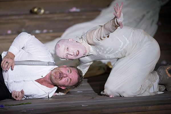 Die Schauspieler Peter Lohmeyer als Tod und Cornelius Obonya (links) als Jedermann bei einer Probe im Jahr 2016. - © picture alliance / Andreas Schaad/EPA/dpa