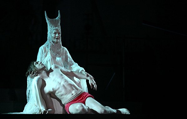 Lars Eidinger (Jedermann) und Edith Clever (Tod) bei einer Fotoprobe zum Schauspiel «Jedermann» im Jahr 2022. - © Barbara Gindl/APA/dpa