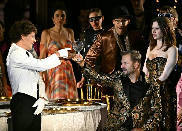 Dominik Dos-Reis (als Tod) und Philipp Hochmair (der Jedermann) sowie Deleila Piasko (die Buhlschaft) bei einer Probe des Stücks im Juli 2025. - © Barbara Gindl/APA/dpa