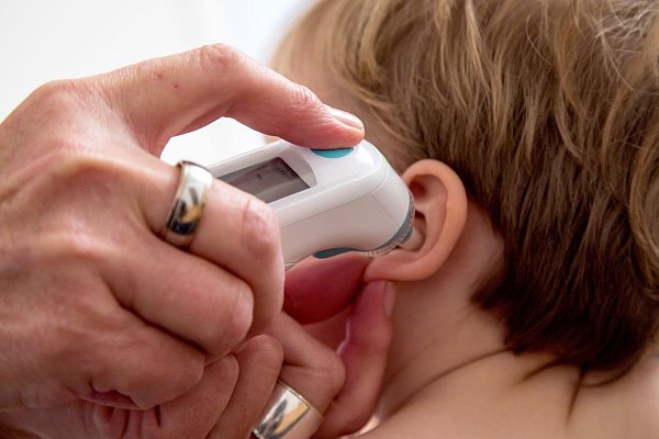 Alternative zur Messung im Po: Bei Kindern ab einem Jahr messen Infrarot-Trommelfellthermometer im Ohr ausreichend genau. Bei kleineren Kindern ist der Gehörgang dafür noch zu eng. - © Christin Klose/dpa-tmn