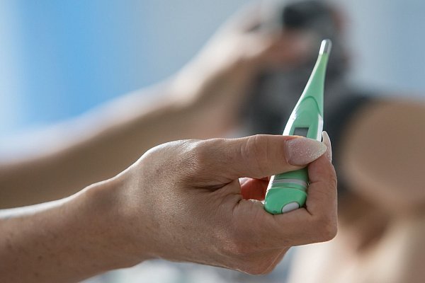 Fieber beim Kind verunsichert viele Eltern, weil sie es nicht richtig einschätzen können. Dabei ist es ein wichtiger Mechanismus des Körpers, um es Krankheitserregern ungemütlich zu machen. - © Christin Klose/dpa-tmn