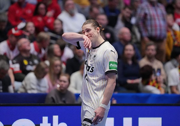 Glaubt trotz des Ausscheidens im WM-Viertelfinale an eine erfolgreiche Zukunft für die deutschen Handballer: Spielmacher Juri Knorr. - © Soeren Stache/dpa