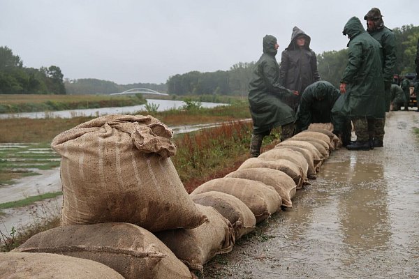 Soldaten in der Slowakei verlegen Sandsäcke, um einen Damm vorbeugend zu verstärken. - © Ondrej Hercegh/TASR/dpa