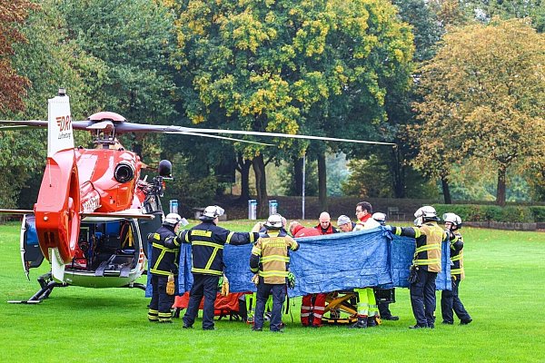 Die Frau war am Dienstag lebensgefährlich verletzt in ihrem Haus gefunden worden und mit einem Hubschrauber in eine Klinik gebracht worden. - © Alex Talash/dpa