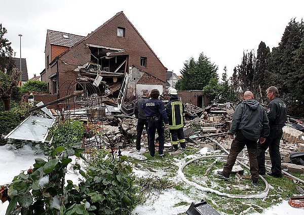 Einem Trümmerfeld glich der Anbau des Hauses, dass in Schildesche in die Luft geflogen ist. - © FOTO: WOLFGANG RUDOLF