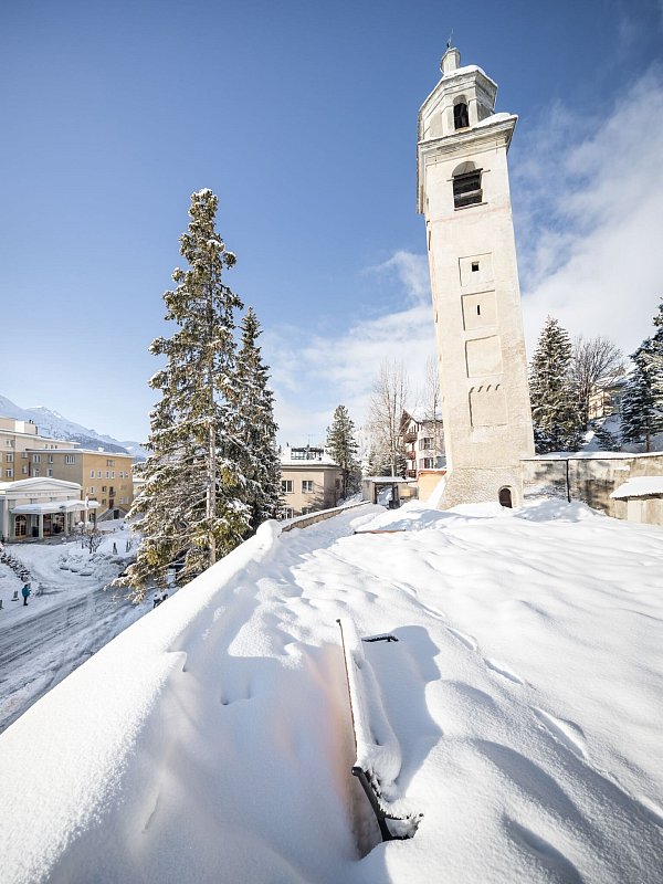 Anmutig im Alpenidyll: Dieser alte Kirchturm ist das schräge Wahrzeichen von St. Moritz. - © Engadin St. Moritz Tourismus AG/dpa-tmn