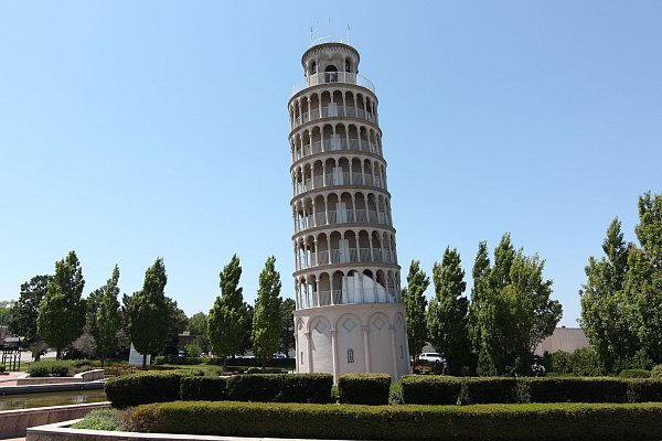 Nicht das Original, aber gut getroffen: Der «Leaning Tower of Niles» ist eine Replika des Schiefen Turms von Pisa. - © Village of Niles/dpa-tmn
