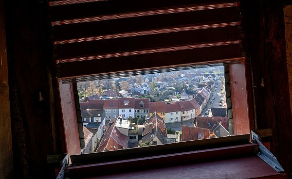 Blick aus dem Dachfenster: Nach mehreren Jahren soll der schiefe Turm in Bad Frankenhausen ab dem kommenden Frühjahr wieder für Gäste zugänglich sein. - © Hendrik Schmidt/dpa/dpa-tmn