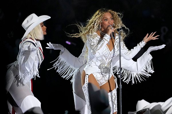 US-Superstar Beyoncé trat in der Halbzeitpause auf. - © David J. Phillip/AP/dpa