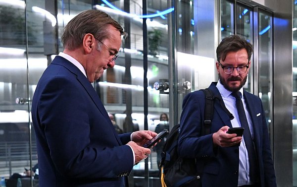 Der Verteidigungsminister musste lange warten. - © Elisa Schu/dpa
