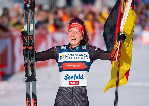 Mit dem Sieg beim prestigeträchtigen Seefeld-Triple setzte Nathalie Armbruster ein Ausrufezeichen. - © Georg Hochmuth/APA/dpa