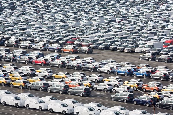 Gall: Die Zölle der USA dürften erhebliche Absatzeinbußen für VW, BWM und Mercedes zur Folge haben. (Archivbild) - © Jörg Sarbach/dpa