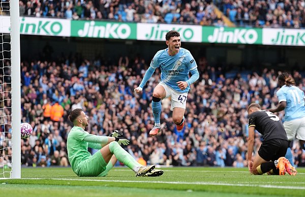 Phil Foden traf beim Erfolg von Manchester City über den FC Burnley. - © Martin Rickett/PA Wire/dpa