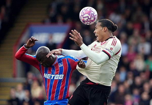 Crystal Palace mit Jean-Philippe Mateta lieferte sich mit Liverpools Abwehrchef Virgil van Dijk harte Zweikämpfe. - © Jonathan Brady/PA/AP/dpa