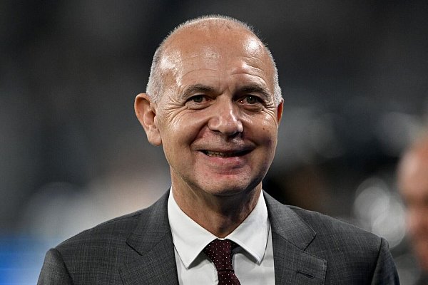 DFB-Präsident Bernd Neuendorf möchte nichts von Gerüchten um die erkrankte Bundestrainerin wissen. - © Federico Gambarini/dpa
