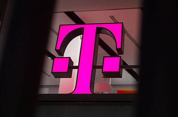 Die Telekom baut in Zusammenarbeit mit Nvidia ein großes KI-Rechenzentrum in München auf. - © Rainer Jensen/dpa/dpa-tmn
