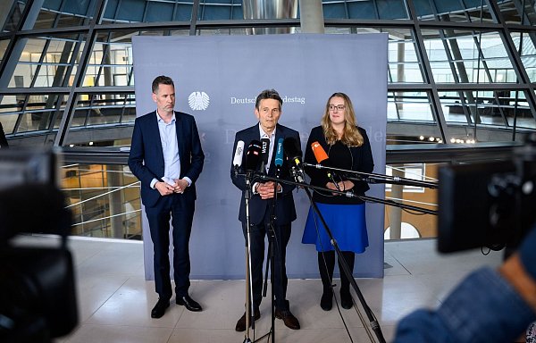 Die Fraktionsvorsitzenden Christian Dürr (l, FDP), Rolf Mützenich (m, SPD) und Katharina Dröge (r, Bündnis 90/Die Grünen), sprechen über den Entwurf für die Novelle des Gebäudeenergiegesetzes (GEG) nach den Sitzungen der Fraktionen im Deutschen Bundestag. - © Bernd von Jutrczenka/dpa