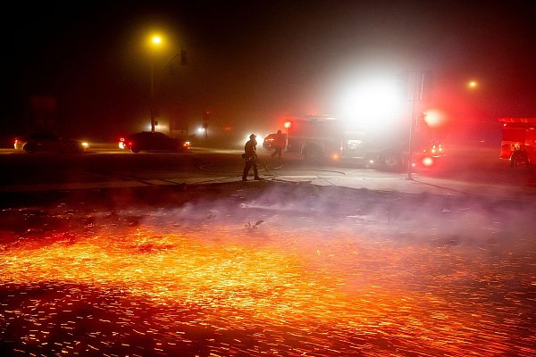 Starke Winde an der Westküste der USA könnten die Feuer erneut anfachen. (Foto aktuell) - © Noah Berger/AP/dpa