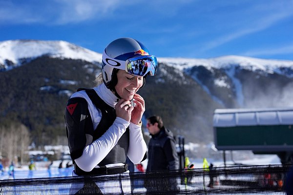 Im Ziel ist Lindsey Vonn die Erleichterung anzumerken. - © John Locher/AP