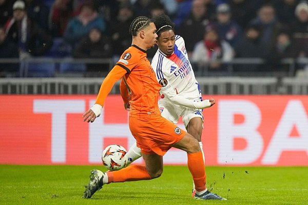 Begehrter Spieler: Malick Fofana (r) von Olympique Lyon - hier im Duell mit Frankfurt\\\'s Nnamdi Collins. - © Michel Euler/AP/dpa