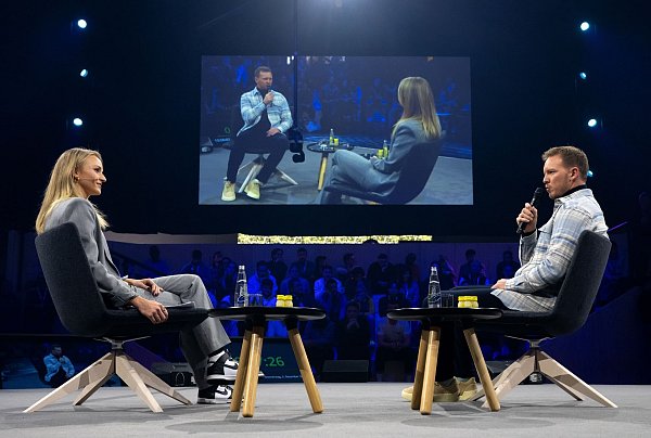 Bundestrainer Julian Nagelsmann auf der Bühne mit Moderatorin Katharina Kleinfeldt. - © Sven Hoppe/dpa