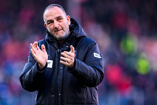 Frank Schmidt sieht den 1. FC Heidenheim auf dem richtigen Weg. - © Tom Weller/dpa