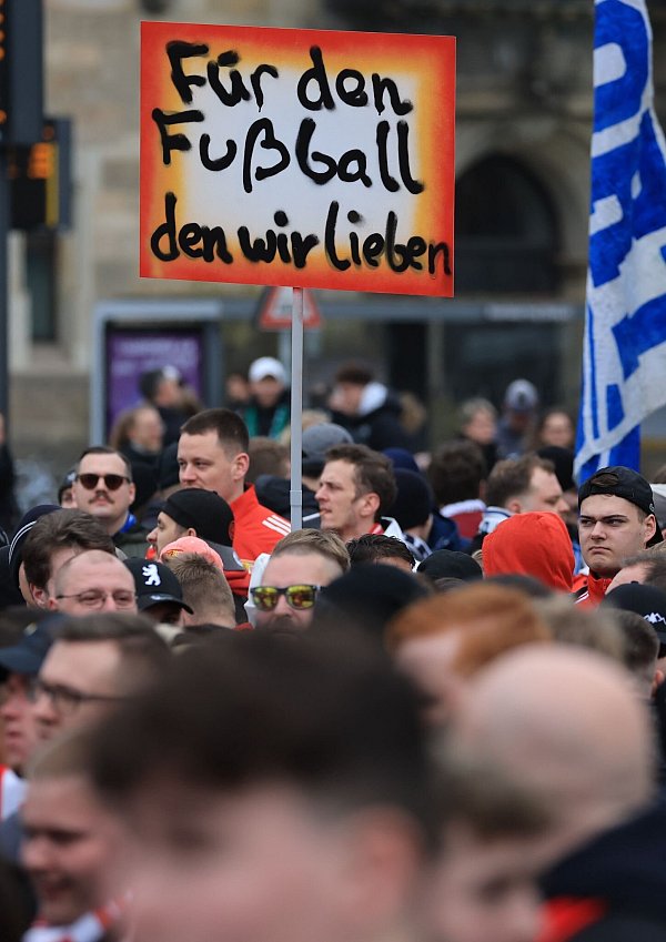 Die Botschaften der Fans waren klar. - © Jan Woitas/dpa