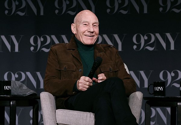 Patrick Stewart spricht auf der Bühne nach einer Vorführung von "Star Trek: Picard". - © Cj Rivera/Invision via AP/dpa