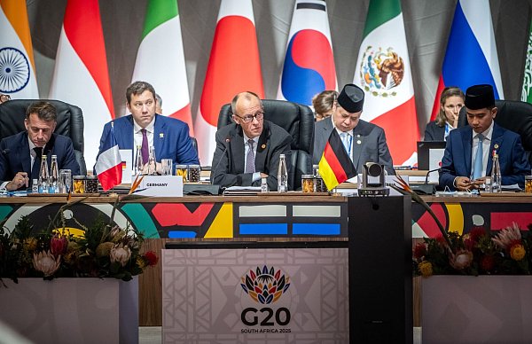 Kanzler Friedrich Merz (CDU) bei den Beratungen der G20-Runde in Johannesburg. Auch für ihn wurde der Gipfel durch die Diskussionen über den umstrittenen US-Vorschlag für einen Frieden in der Ukraine überschattet. - © Michael Kappeler/dpa-Pool/dpa