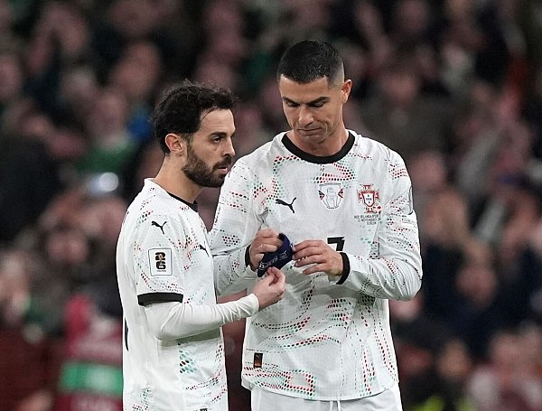 Cristiano Ronaldo (r) musste wegen seiner Roten Karte vom Platz - und die Kapitänsbinde abgeben. - © Niall Carson/PA Wire/dpa