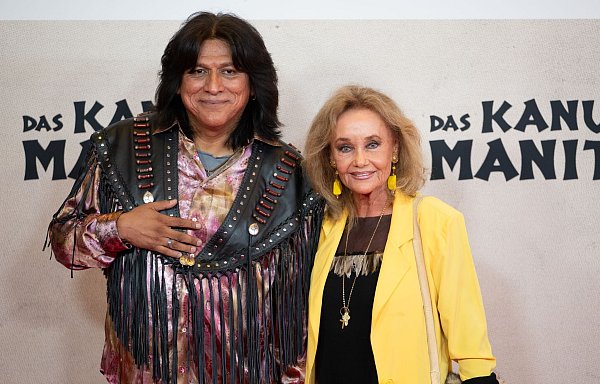 Auch der Schauspieler Alan Tafoya, Jicarilla Apache aus New Mexico, war dabei - und die Witwe des ehemaligen «Winnetou»-Darstellers Pierre Brice, Hella Brice. - © Leonie Asendorpf/dpa